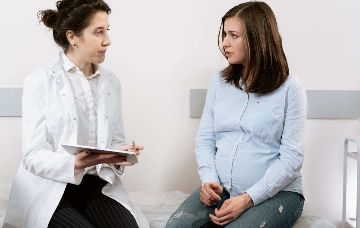 Médica orientando paciente antes de exames cardiológicos